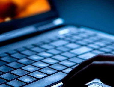 Γυναίκα κρατούνταν αιχμάλωτη από άνδρα που γνώρισε στο διαδίκτυο